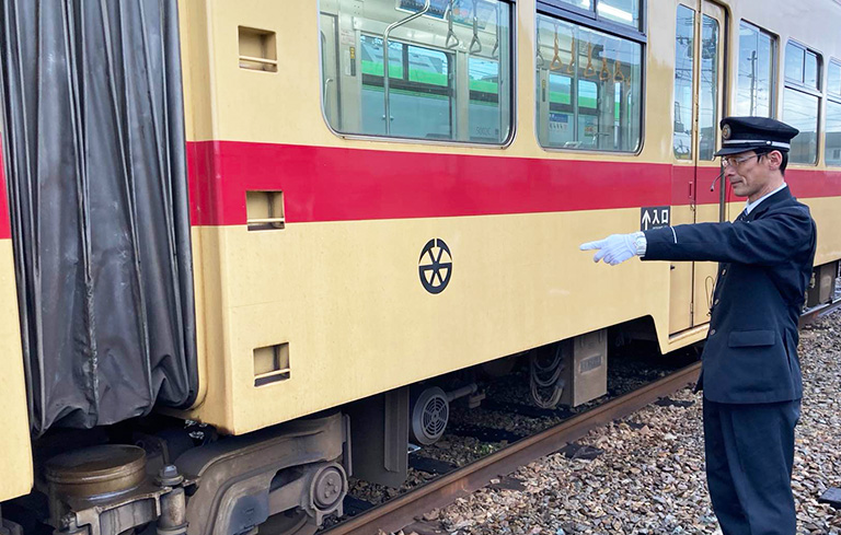 楠橋営業所で出発前の電車の車両点検