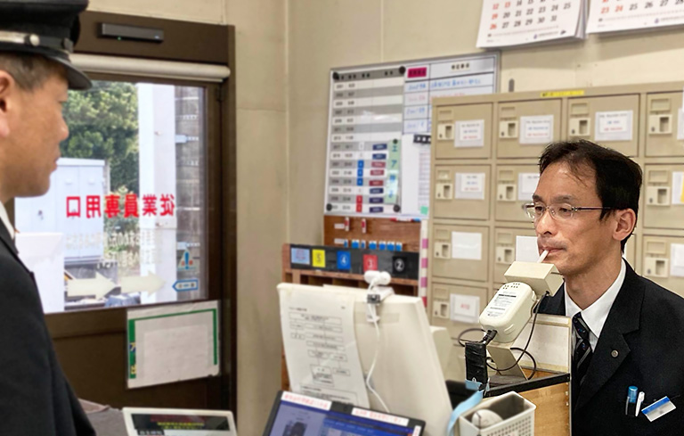 運転交替の前に必ず点呼・アルコールチェック