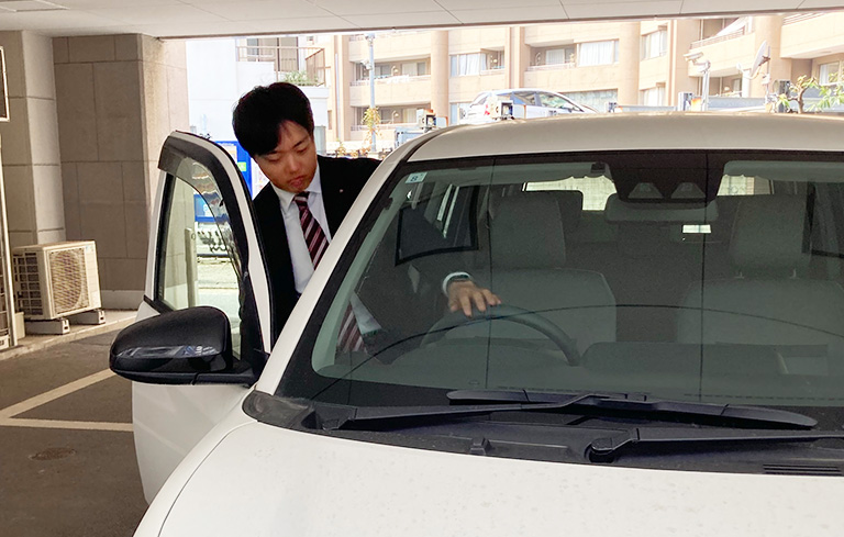 社員旅行や修学旅行などお客様訪問へ車で出発